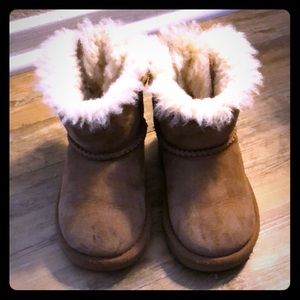 Toddler girl size 7 UGG’s